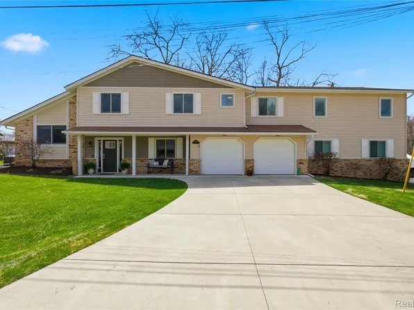 3389 Shawnee Ln, Waterford, MI 48329