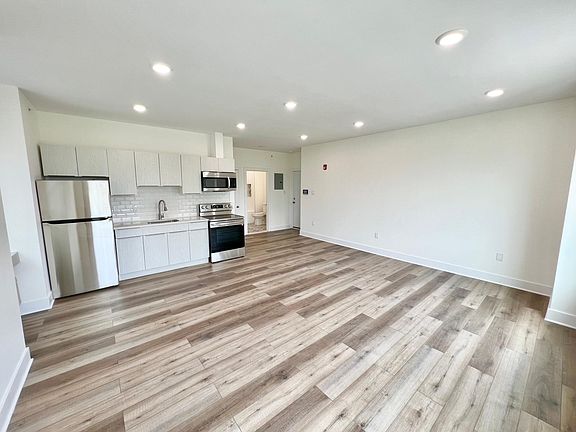 3rd image of 4148 Parkside Ave #104
