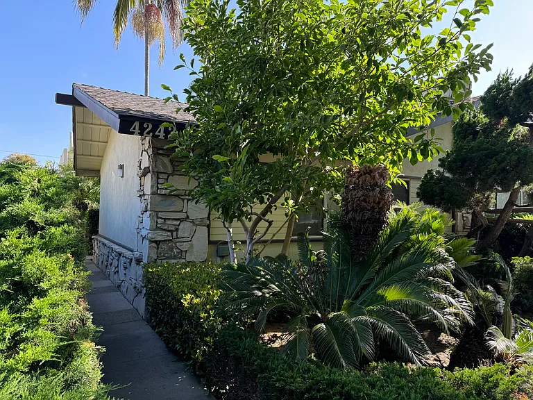 Front of complex. Only 4 units and they are fabulous inside.