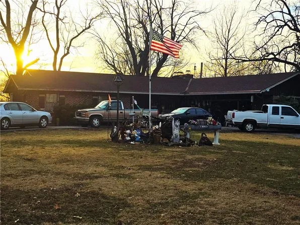 6319 Robin Hood Dr, Merriam, KS 66203