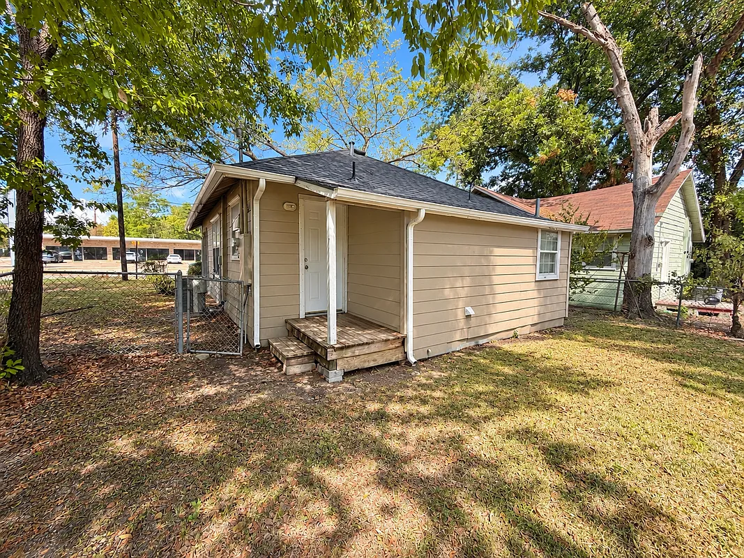 2 bed, 1.0 bath, 709 sqft, $1,200 — Photo 2