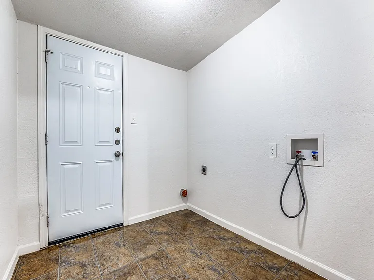 1628 Poplar St — Photo 15