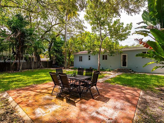 3rd image of 2215 Tequesta Ln