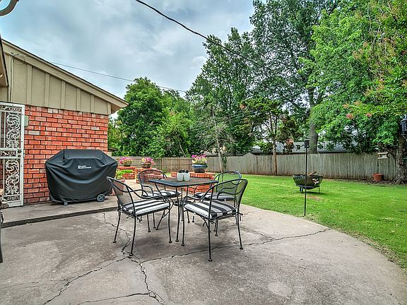 2nd image of 2608 Chaucer Dr