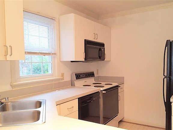 4th image of 303 E Amersham Dr
