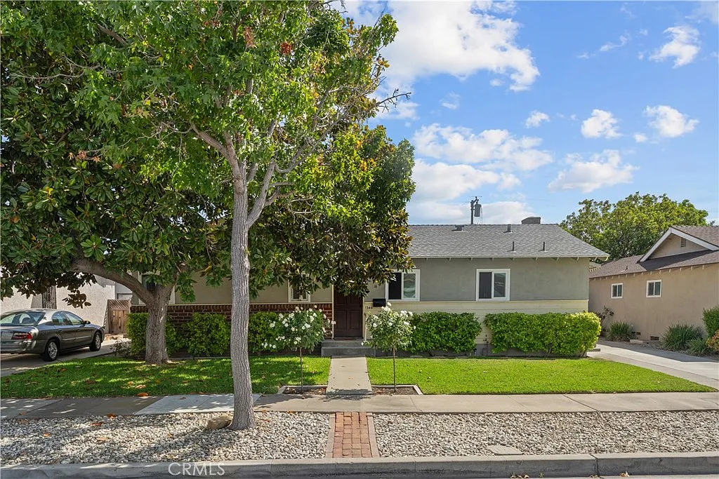 3 bed, 1350 sqft, $4,900 — Photo 1