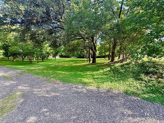 4th image of 909 Center Cir