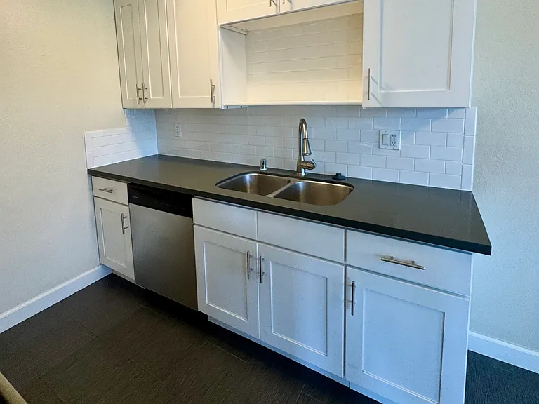 San Remo Apartments — Photo 6