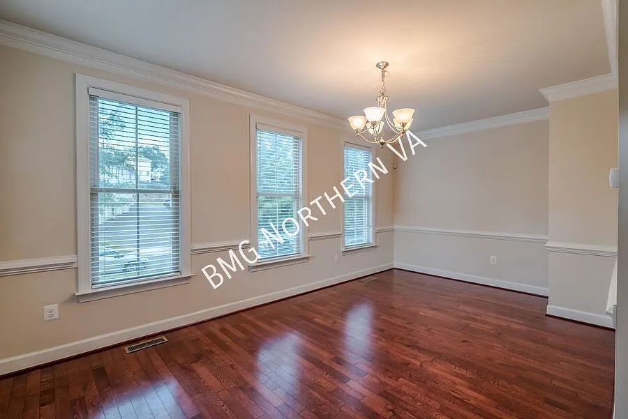 Gorgeous And Upgraded 2 Bedroom 3.5 Bathroom End Unit Townhome In Popular Shirlington Crest — Photo 3