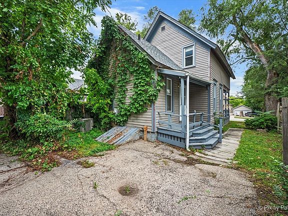 4th image of 679 Villa St