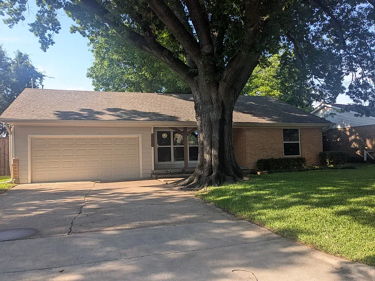 2931 Eric Ln — Photo 1