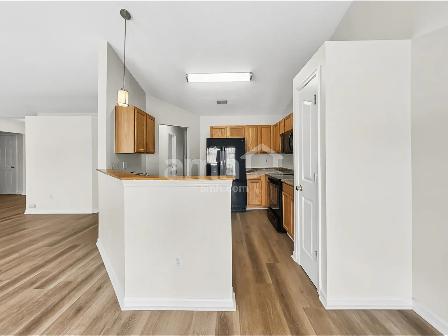 3 bed, 2.0 bath, 1758 sqft, $2,045 — Photo 4
