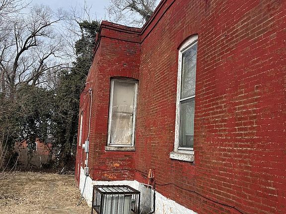 3rd image of 4043 Camellia Ave