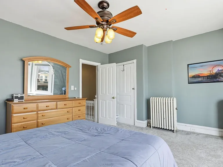 1423 Locust St — Photo 8