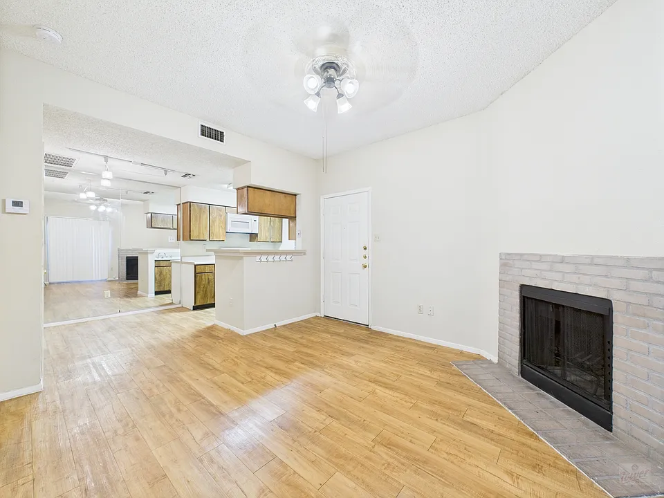 114 E 31st St #105