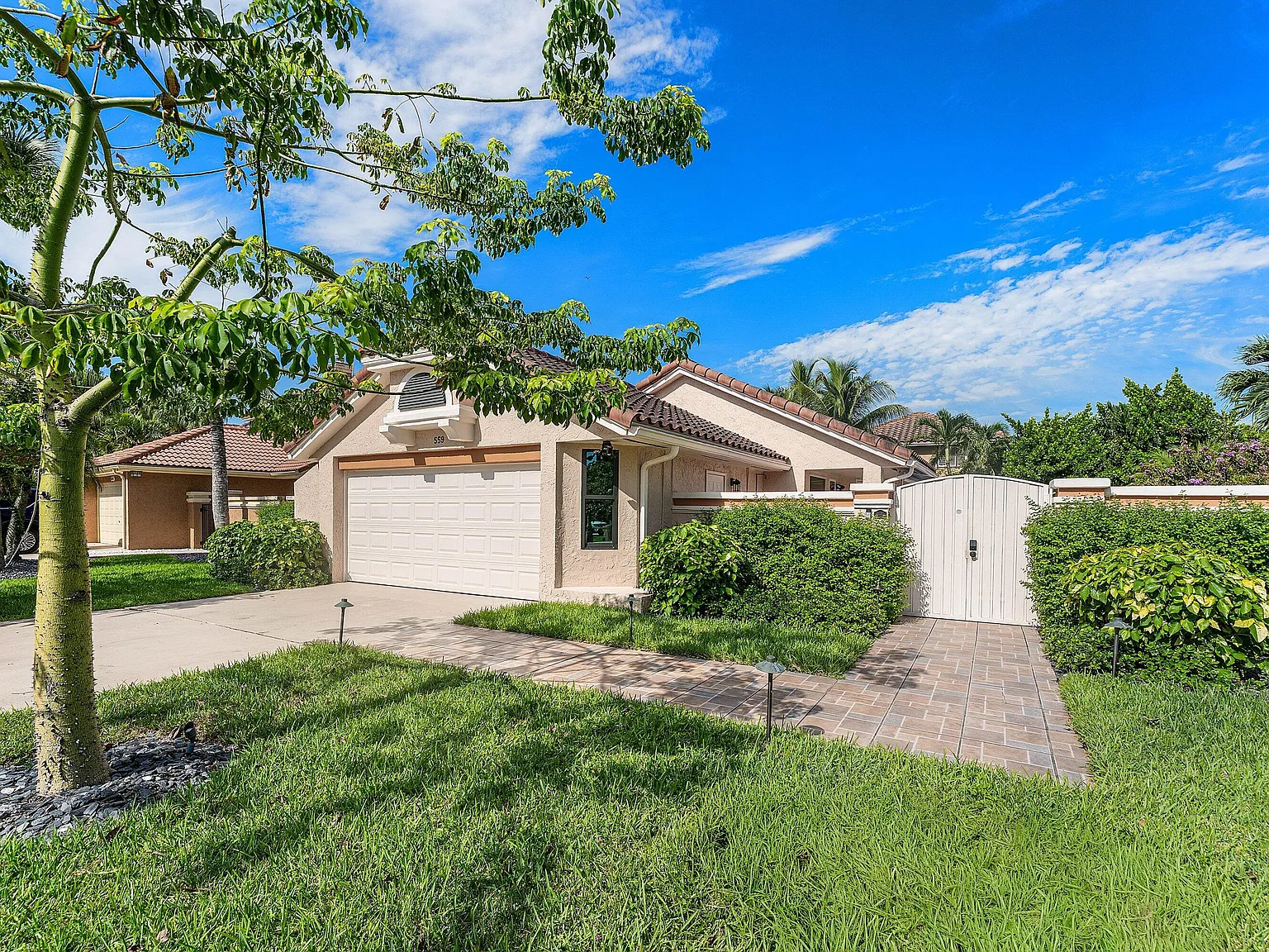 3 bed, 2.0 bath, 1374 sqft, $7,000 — Photo 4