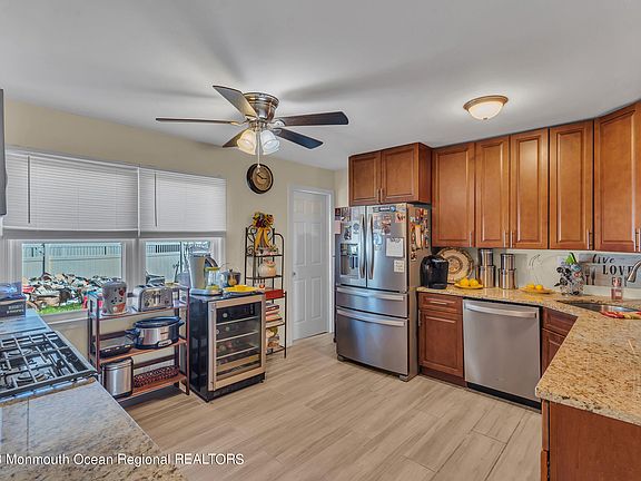 4th image of 723 Vivian Drive