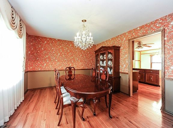 4th image of 2912 Lexington Ln