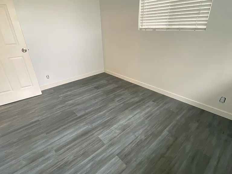 105 N Green Dr — Photo 2
