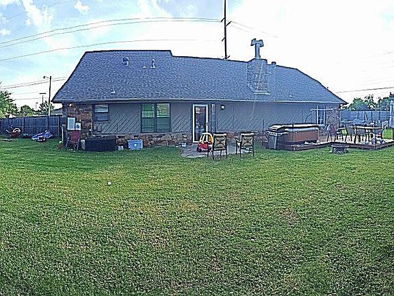 Lg lot full priv fence, deck