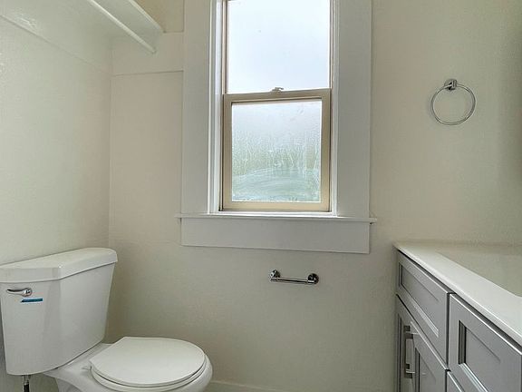 3rd image of 1551 Oakdale Ave #1551