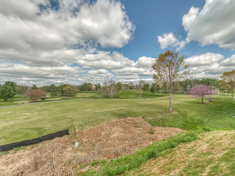 221 Monroe Dr — Photo 32
