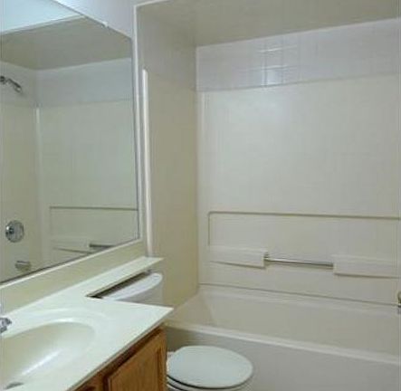 2nd image of 526 Waterford Dr #526