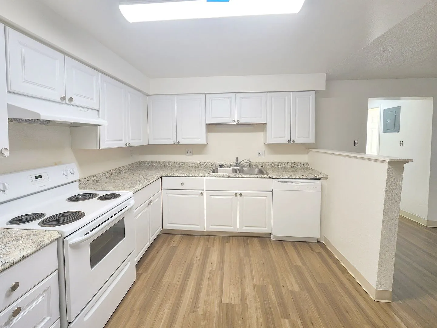 Cottonwoods Apartments — Photo 3