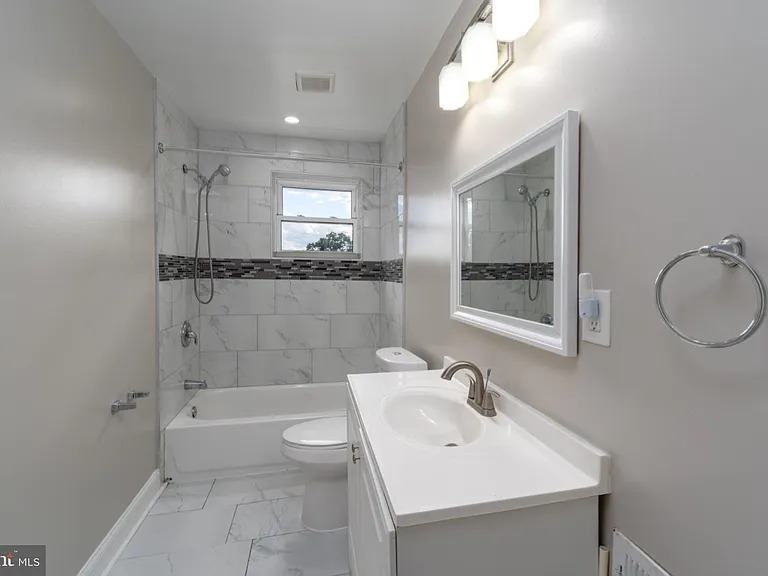 1521 Carswell St — Photo 16