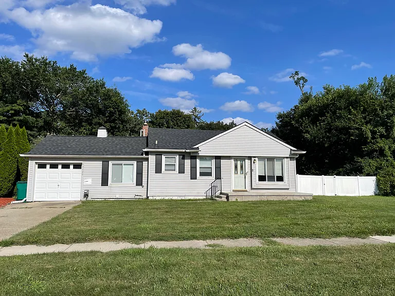 22420 Lilac St — Photo 1
