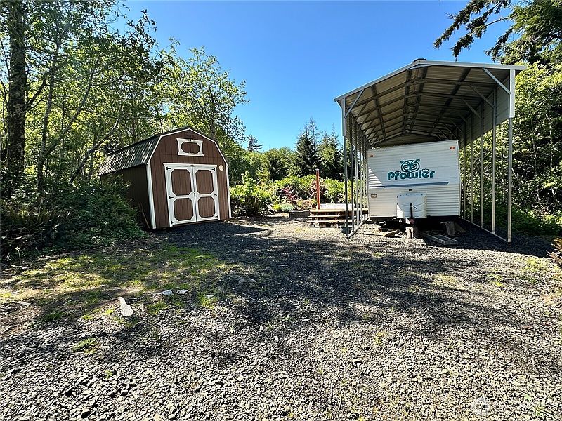 4th image of 210 Bay Center Road