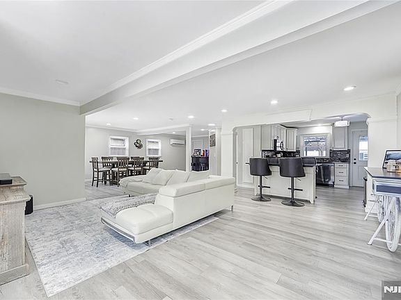 5th image of 254 W Spring Valley Ave