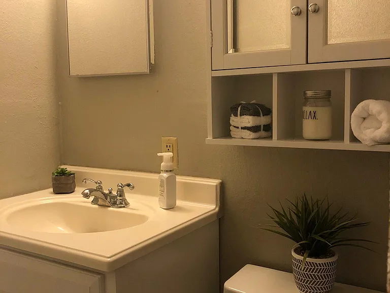 1203 E Pecan St — Photo 15