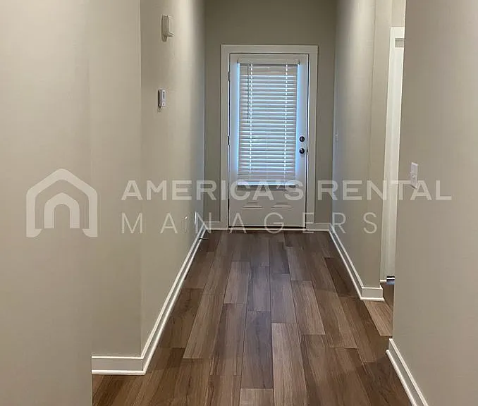 535 Troubadour Ln — Photo 4