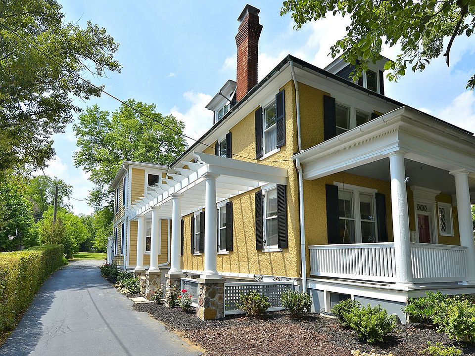 EXTREMELY SPACIOUS INTERIOR