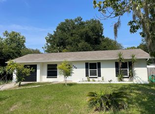 460 Oak Dr, Tavares, FL 32778