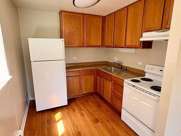 1355 Monroe St Apartments — Photo 14