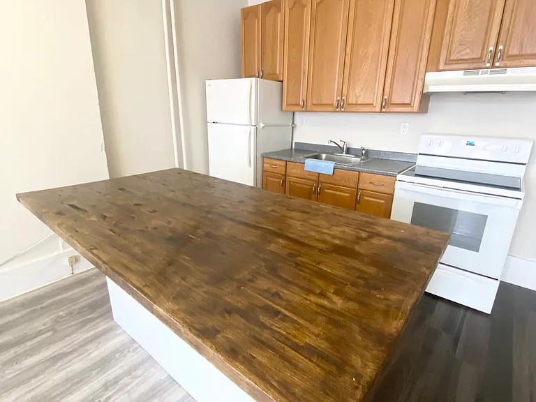 901 Queen St #1F — Photo 6