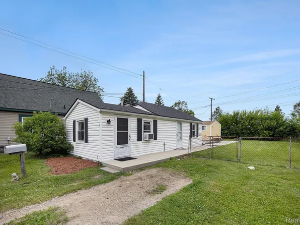 39 1st St, Oxford, MI 48371