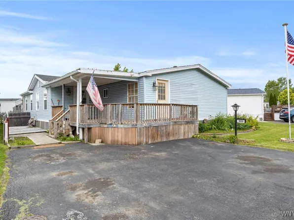 909 Hollywood Dr, Lockport, NY 14094