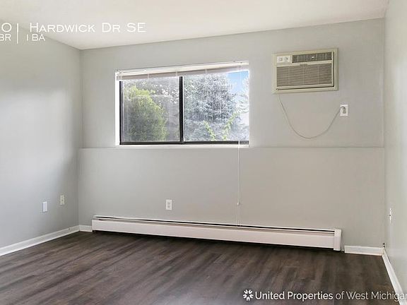 4th image of 901 Hardwick Dr SE