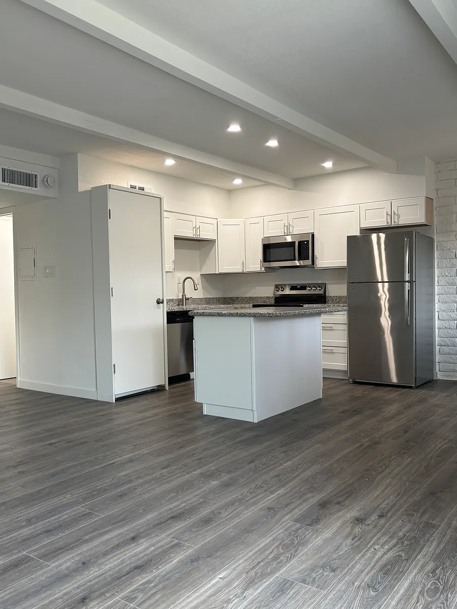 Building Photo - 6565 N 17th Ave #14