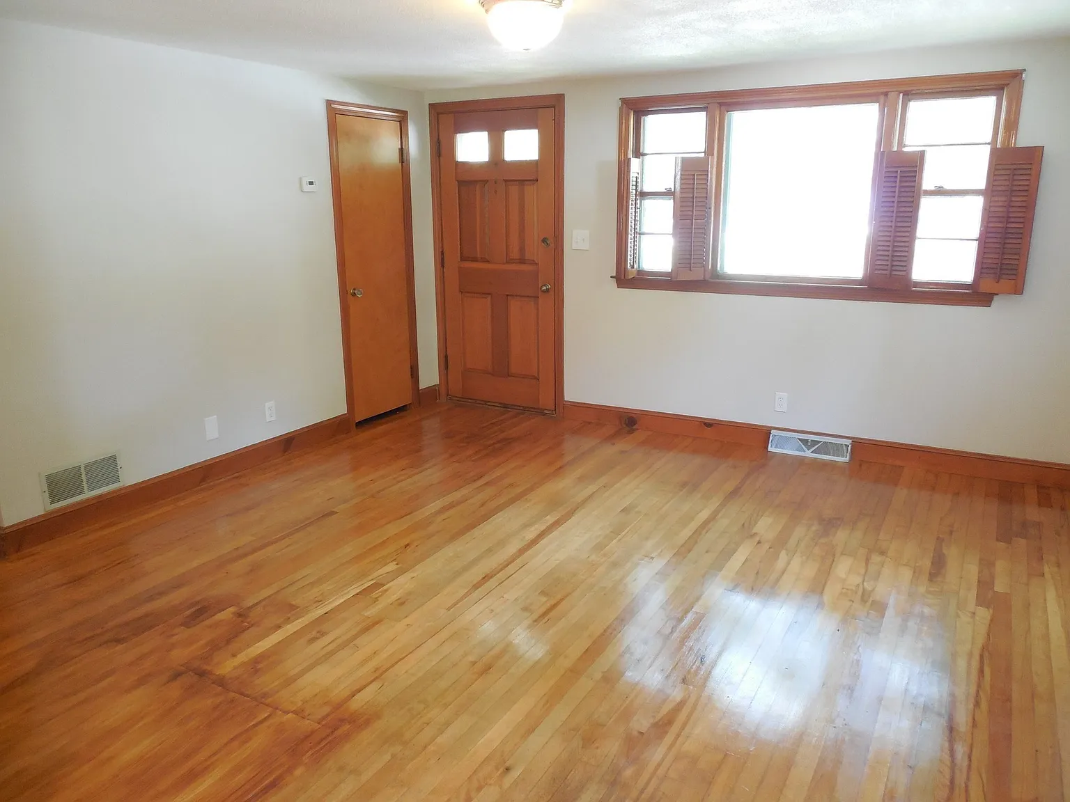 3 bed, 1.0 bath, 1250 sqft, $3,700 — Photo 3