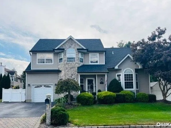 33 Blueberry Ridge Drive, Holtsville, NY 11742