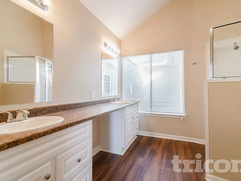 16027 Hidden Acres Dr — Photo 10