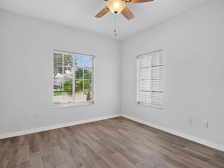 1263 SW 48th Ter — Photo 13