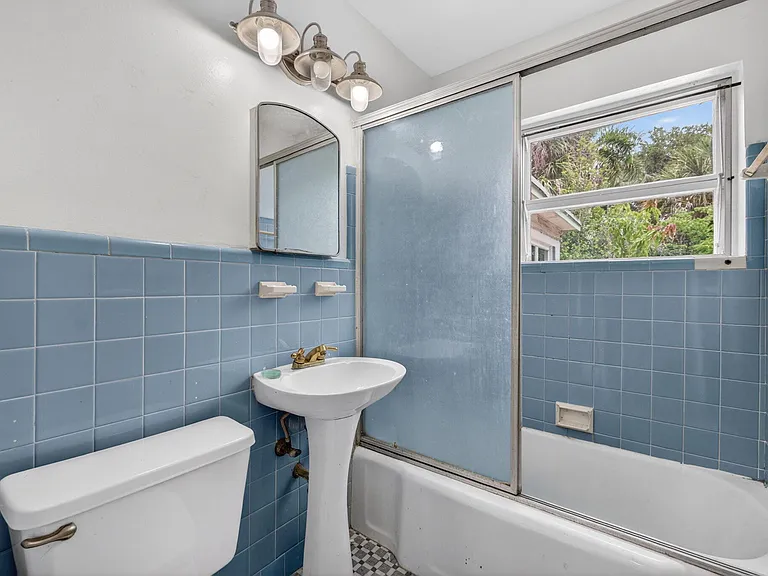 841 SW 18th Ct — Photo 33