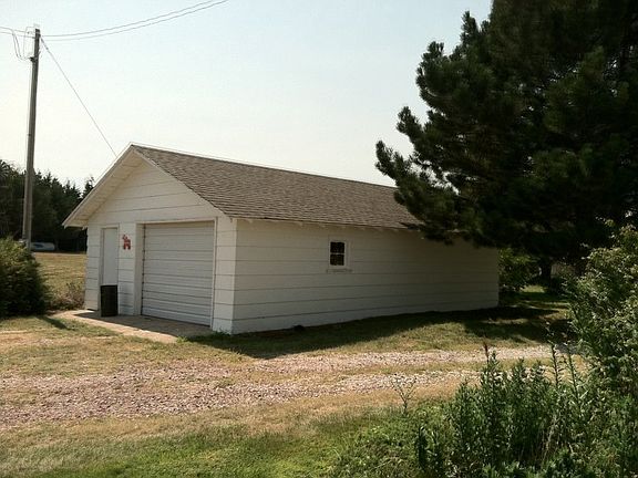 Detached single w/ new roof.