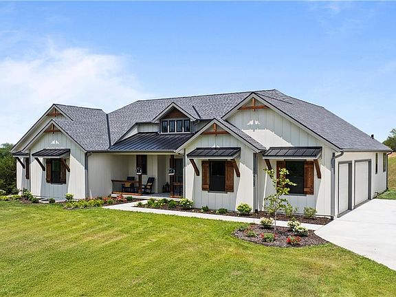 3rd image of 18068 Stillwell Rd