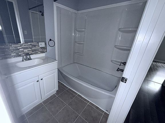 5th image of 1143 9th Ave APT 1